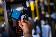 Em fevereiro, Ibaneis assinou o decreto do programa Vai de Graça, de gratuidade do transporte público aos domingos e feriados