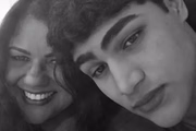 Graciane Azevedo e o filho Manuel posam juntos no aniversário do rapaz