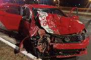 Motorista diriga um Fiat Argo vermelho