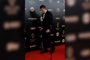 Principal concorrente do brasileiro, Rodri chegou à cerimônia de muletas