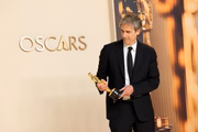  Walter Salles com estatueta do Oscar de Melhor Filme Internacional 