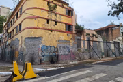 Estacas seguram parede de imóvel destruído em quadra desocupada para projeto da Prefeitura que não saiu do papel