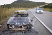 Carro queimado por Lázaro