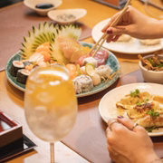 Se você é daqueles que prefere comer menos, saiba que a casa também tem menu a la carte, com opções que vão de seleções com um pouquinho de cada coisa, a partir de R$ 119 para uma pessoa, ou os combinados, iniciando em R$ 52,90 com 20 peças