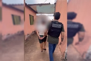 Traficante é presa pela segunda vez ao comercializar drogas no portão de casa