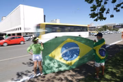 Além da carreata, pessoas participavam do protesto a pé e de bicicleta