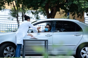Drive-thru da vacinação no campus da PUCGO, em Goiânia
