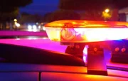 O suspeito quebrou o celular da jovem, a soltou e a ameaçou de morte caso ela procurasse ajuda
