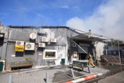 Bombeiros respondem depois que um incêndio eclodiu em um prédio como resultado de facções palestinas disparando foguetes em resposta aos ataques aéreos israelenses em Sderot, Israel