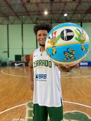 O ala Rafa Moreira foi o artista que desenhou a bola do Cerrado.