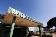 Policiais da 19ª Delegacia de Polícia que cumpriram o mandado de prisão contra Fernandes.