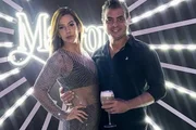 Dhomini e a esposa, Adriana posam nos bastidores de um show do Marrone