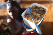Sem-teto Ana e os seus sete netos fizeram uma refeição de arroz e feijão hoje depois de 48 horas sem se alimentarem