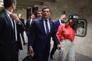 Senador Sérgio Moro (União-PR) ao deixar gabinete acompanhado pela esposa Rosângela, depois de o TSE rejeitar a cassação do mandato dele