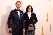 Billie Eilish e o irmão, Finneas O'Connell, no tapete vermelho do Oscar