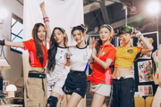 NewJeans, banda da Coreia do Sul, com blusas de times brasileiros