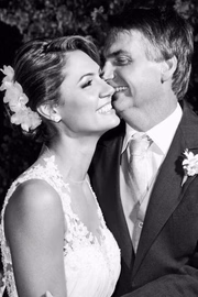 Casados no civil desde 2007, os dois tiveram a cerimônia religiosa celebrada em 2013, pelo pastor Silas Malafaia. Michelle frequentou durante anos a igreja do líder religioso na Barra da Tijuca (RJ)