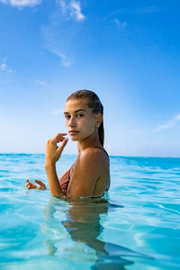Hailey esbanja uma pele impecável