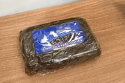 Tablete de haxixe encontrado pela polícia dentro de rádio antigo