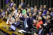 Hugo Motta (Republicanos-PB) é eleito presidente da Câmara dos Deputados e repete gesto de Ulysses Guimarães