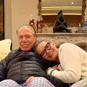 Silvio Santos e Cintia Abravanel posam juntos e sorridentes