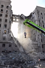 Imagens divulgadas nas redes sociais mostraram um buraco gigante quase no centro do prédio depois que o míssil atingiu o edifício administrativo