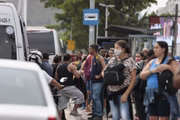 Pontos de ônibus estavam lotados desde as primeiras horas da manhã na cidade do Rio