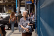 O filme conta a história real de Joana, uma mulher que filmou a movimentação de traficantes em uma favela do Rio de Janeiro