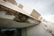 Goteiras e infiltrações estão espalhadas por toda a estrutura do prédio