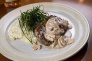 No <b>Dolce Far Niente</b>, a pedida é o Bife de chorizo ao molho cremoso de whisky e champignon amadeirado, acompanhado de risoto com leve toque de gorgonzola (R$ 69,90). Criado especialmente para a ocasião, o prato chega à mesa escoltado por uma taça de vinho tinto