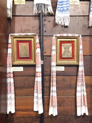 Ícones religiosos estampam as paredes do templo
