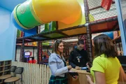 Um sistema de segurança garante que as crianças só saiam do local com os responsáveis
