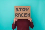 Crime imprescritível é aquele que não prescreve, ou seja, que será julgado independentemente do tempo em que ocorreu. No caso do racismo, a Constituição Federal de 1988 determina que, além de ser imprescritível, é inafiançável