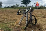 A bicicleta parou no gramado ao lado da pista