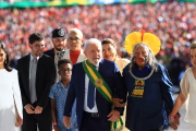 Lula sobe rampa na posse acompanhado de várias pessoas, entre elas o cacique Raoni