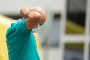 Pessoas usam máscaras no Hran