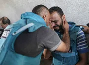 Amigos lamentam as mortes dos jornalistas palestinos Muhammad Sobh e Saeed Al-Taweel, que foram mortos durante ataques aéreos israelenses