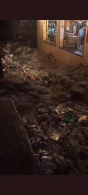 Enxurrada de água e lixo atingiu a comunidade da Rocinha, na Zona Sul
