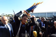 Presidente Bolsonaro desce a rampa do Palácio do Planalto e cumprimenta indígenas ligados ao agronegócio. 