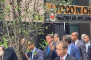Bolsonaro andando pelas ruas de NY