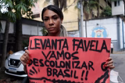 Erica com a faixa em protesto pela prisão do irmão, no Presídio de Benfica, no Rio