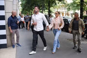Os recém-casados agitaram as avenidas da capital francesa durante lua de mel