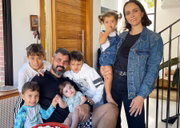 Juliano Cazarré e Letícia ao lado dos cinco filhos