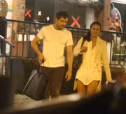 Recentemente, Sérgio Guizé foi visto jantando com Paolla Oliveira, com quem vive par romântico em A Dona do Pedaço