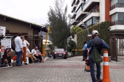 Acesso restrito, policiais (militares, civis e federais), mídia e vendedores de souvenirs: a rotina do condomínio na “rua da praia” mudou após um dos moradores virar presidenciável