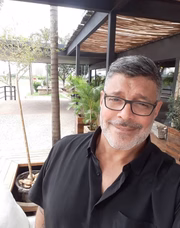Ele é filho do deputado Alexandre Frota, que também já foi ator pornô 