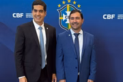 Gustavo Dias Henrique e Daniel Vasconcelos (presidente da Federação de Futebol do Distrito Federal)