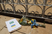 Homenagens deixadas em frente à Embaixada da Ucrânia em Brasília