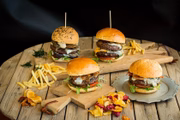 O Páprica Burguer (Eixinho L na altura da 204 Norte ou no Setor Hoteleiro Sul) é conhecido pelos <i>foodies</i> como um dos melhores hambúrgueres da cidade. O restaurante tem quatro opções: Veggie, Paprica, Venice e Blue. Eles também oferecem milk-shakes e batatas-fritas ou chips de raízes 