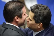 Motta cumprimenta Davi Alcolumbre